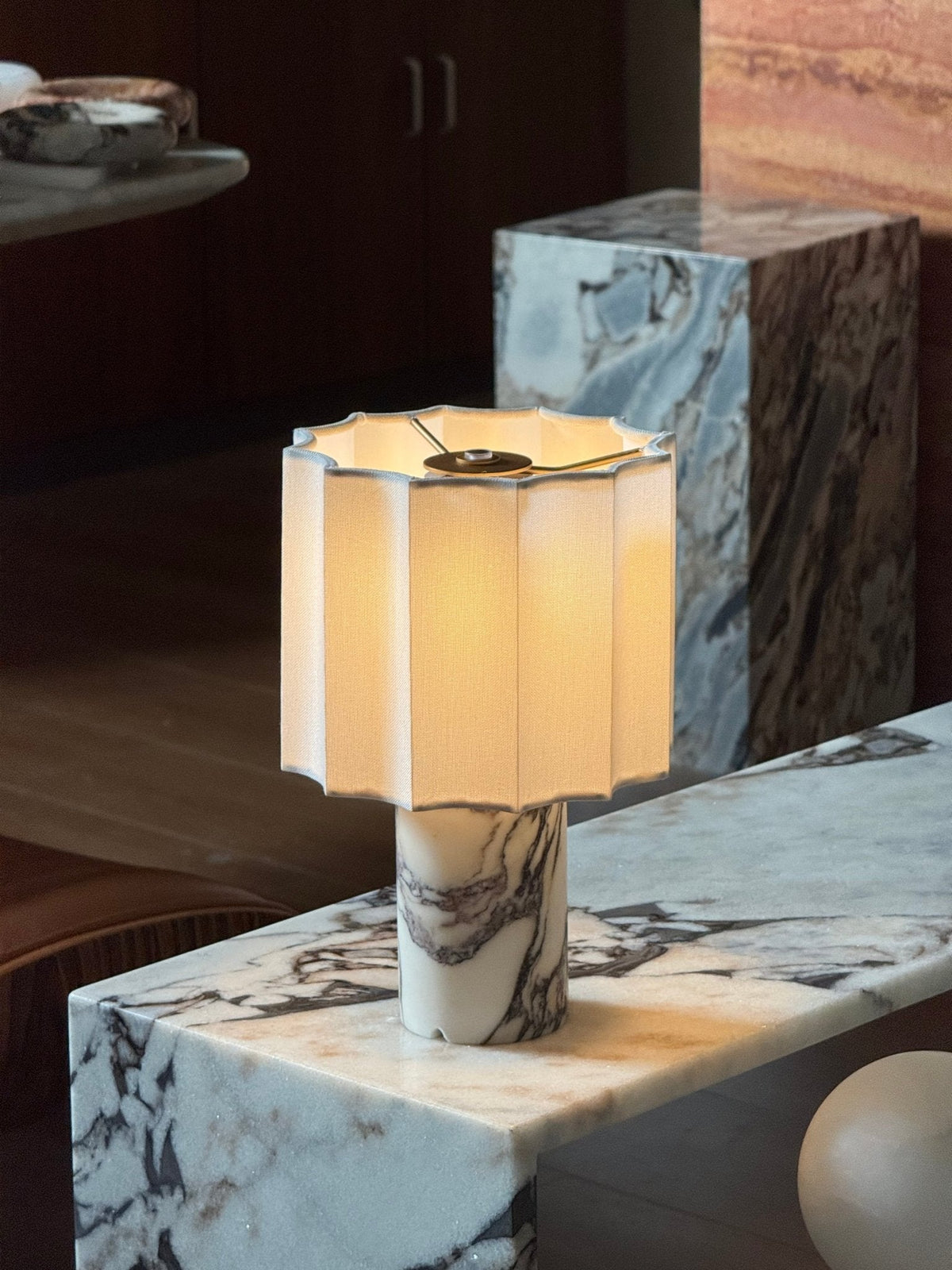 Serenity lámpara de mesa con pantalla de tejido plisado y base de mármol