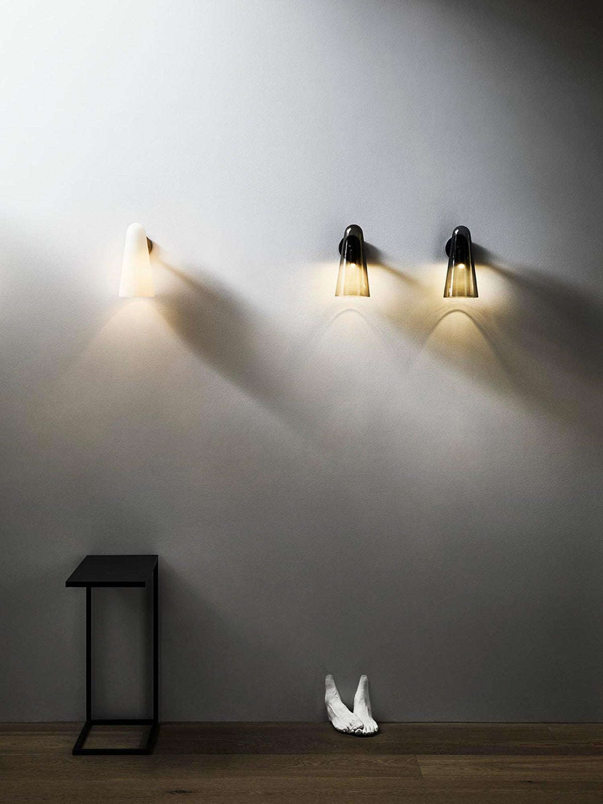Velivira aplique de pared con pantalla cónica de vidrio
