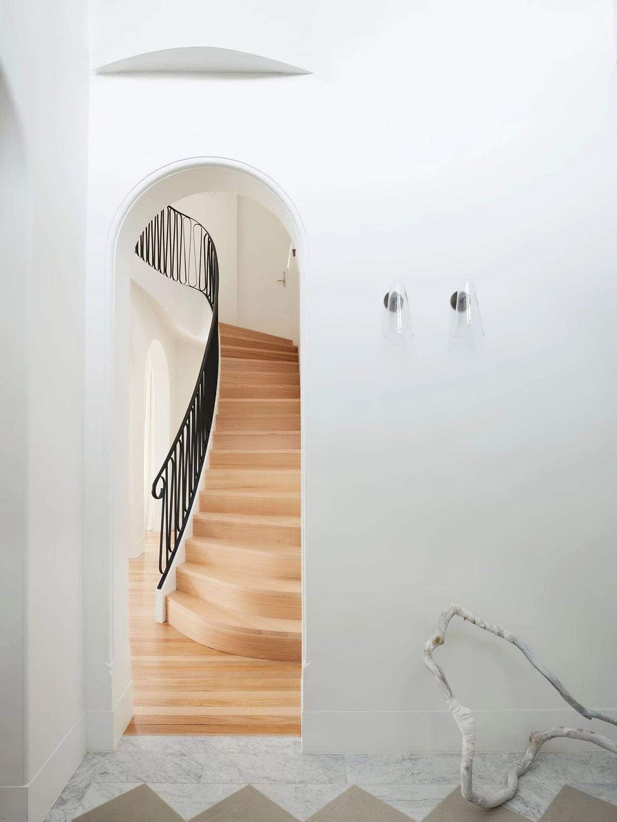Velivira aplique de pared con pantalla cónica de vidrio