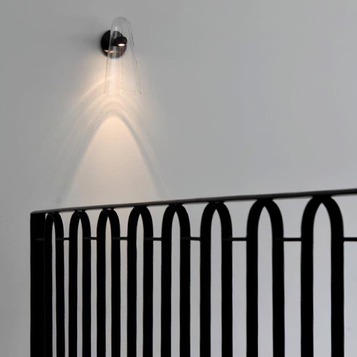 Lioririella aplique de pared con pantalla de vidrio cónico