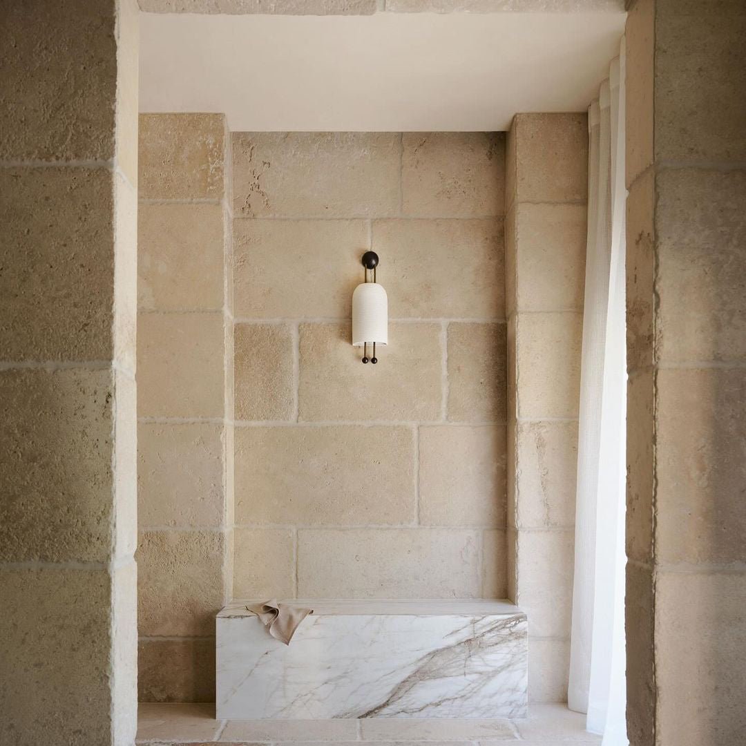 Bly aplique de pared con varillas doradas y pantalla de vidrio opalino