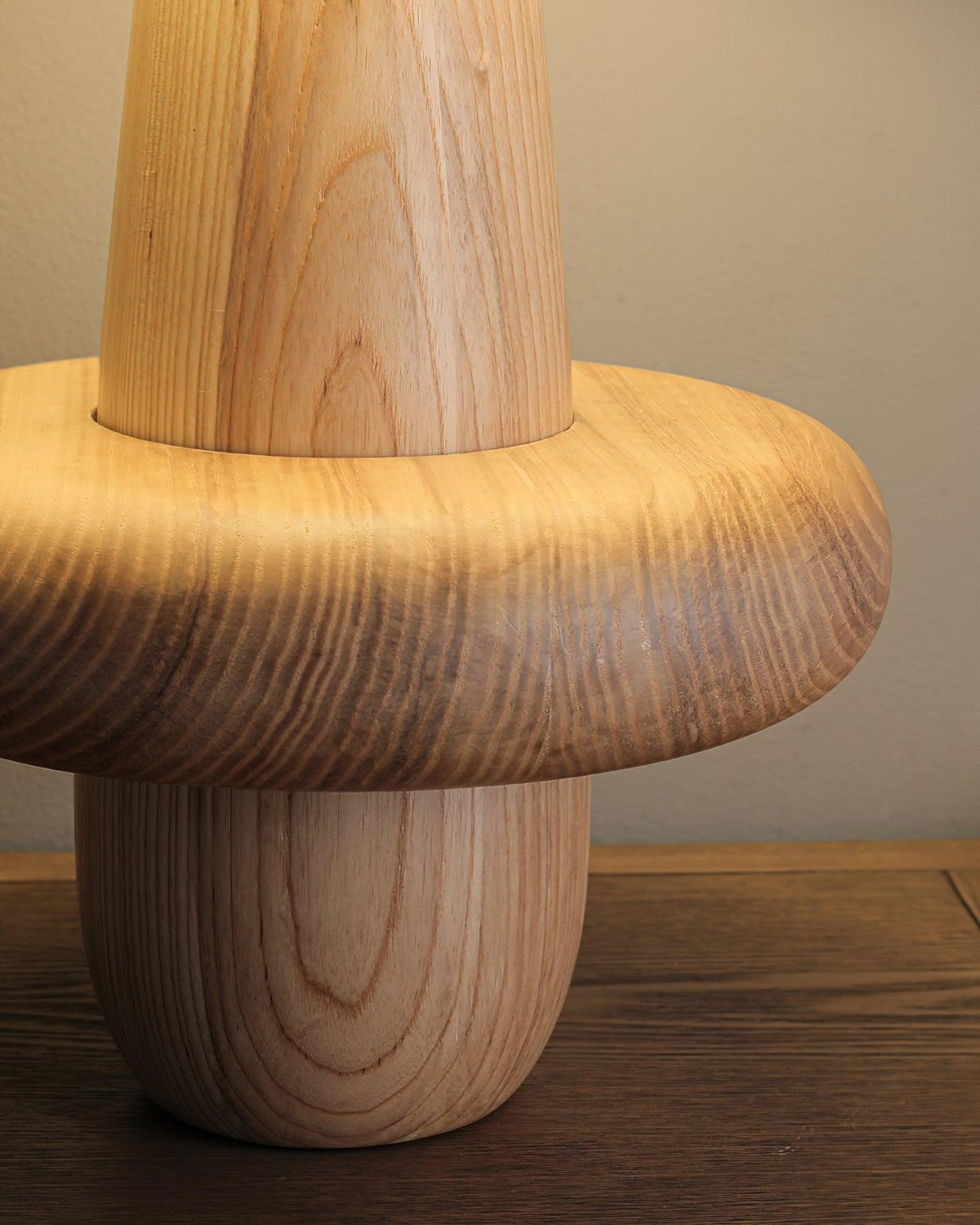 Lámpara de mesa minimalista de madera