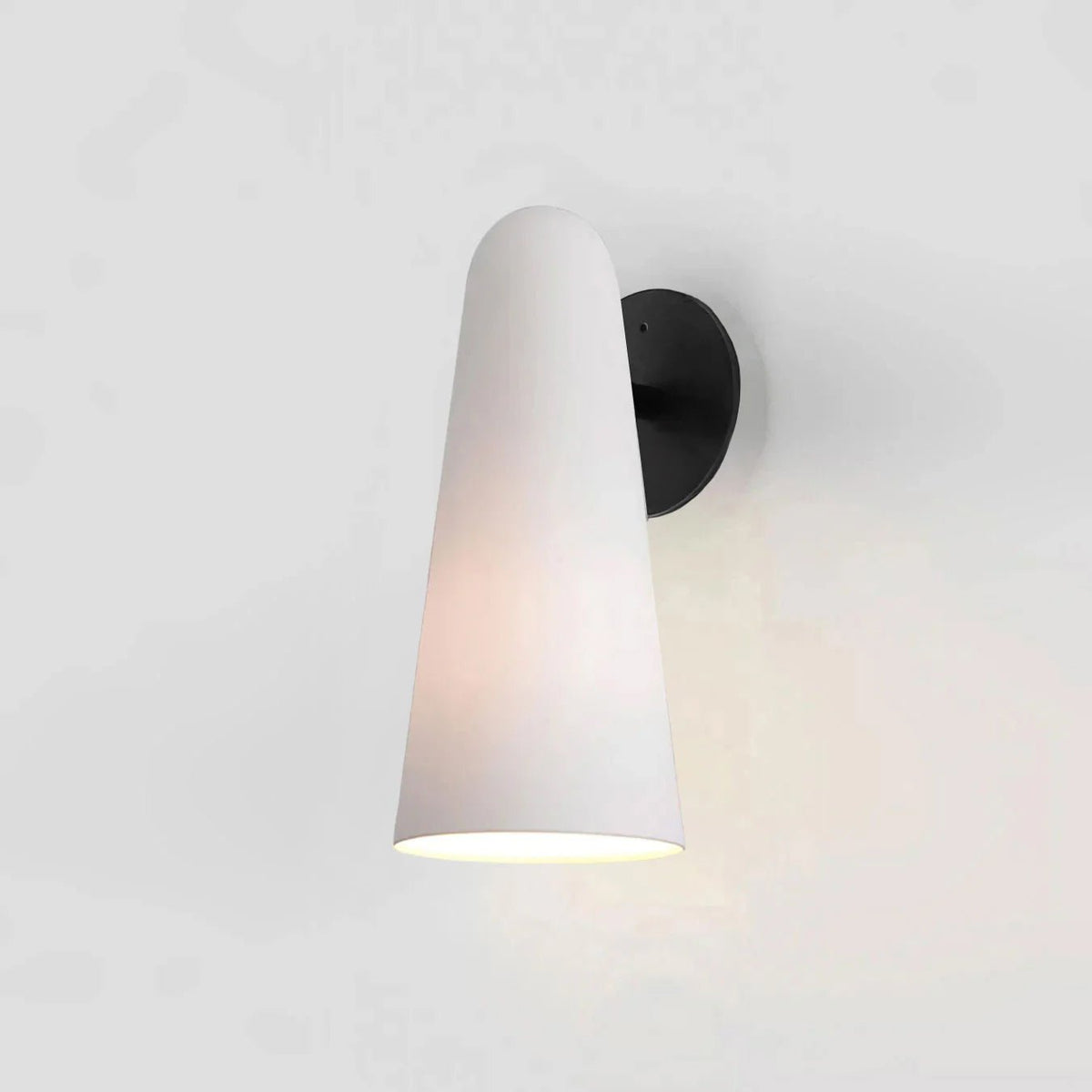 Lioririella aplique de pared con pantalla de vidrio cónico