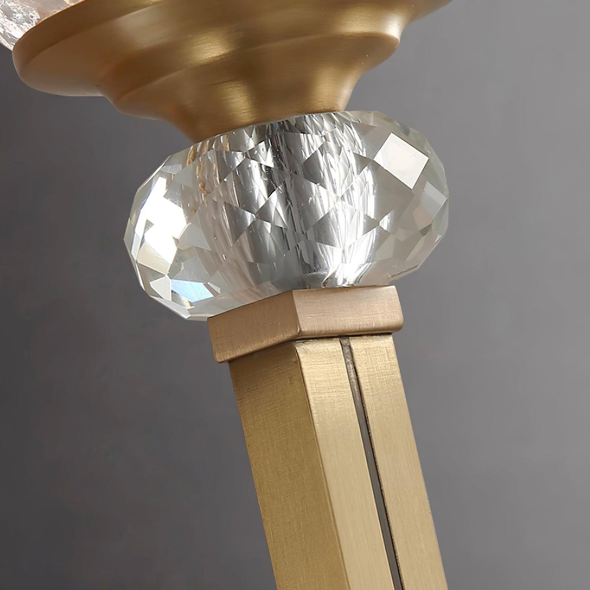 Elyisora aplique de pared en latón con cristal