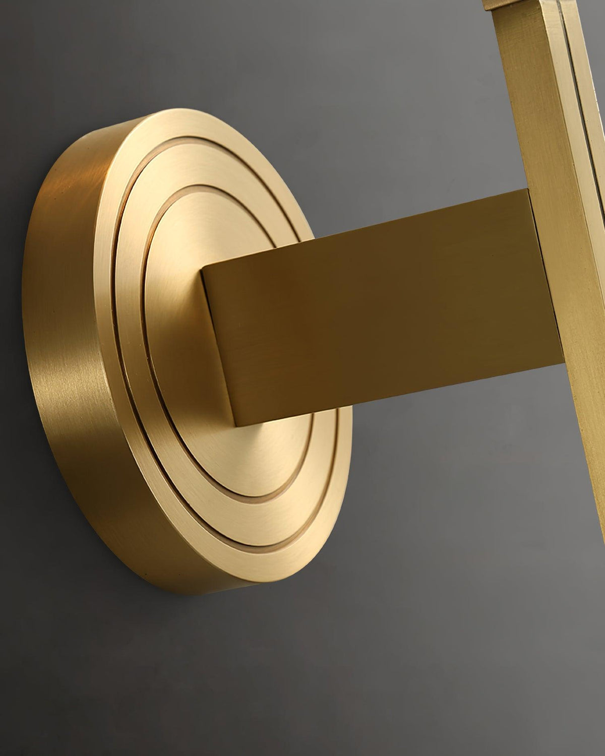 Elyisora aplique de pared en latón con cristal
