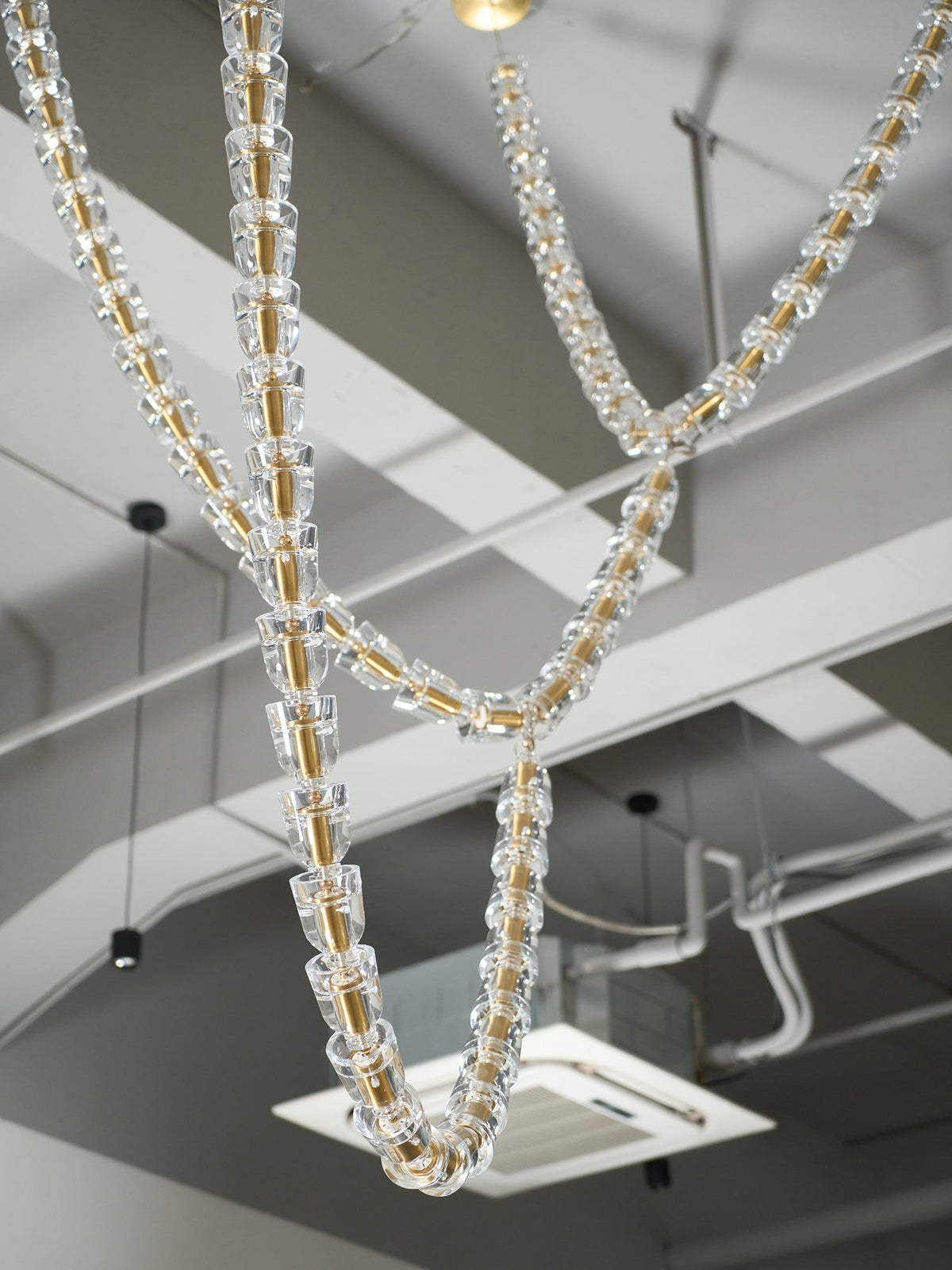 Elyisaine lámpara de araña cristal dorado LED 3-Line