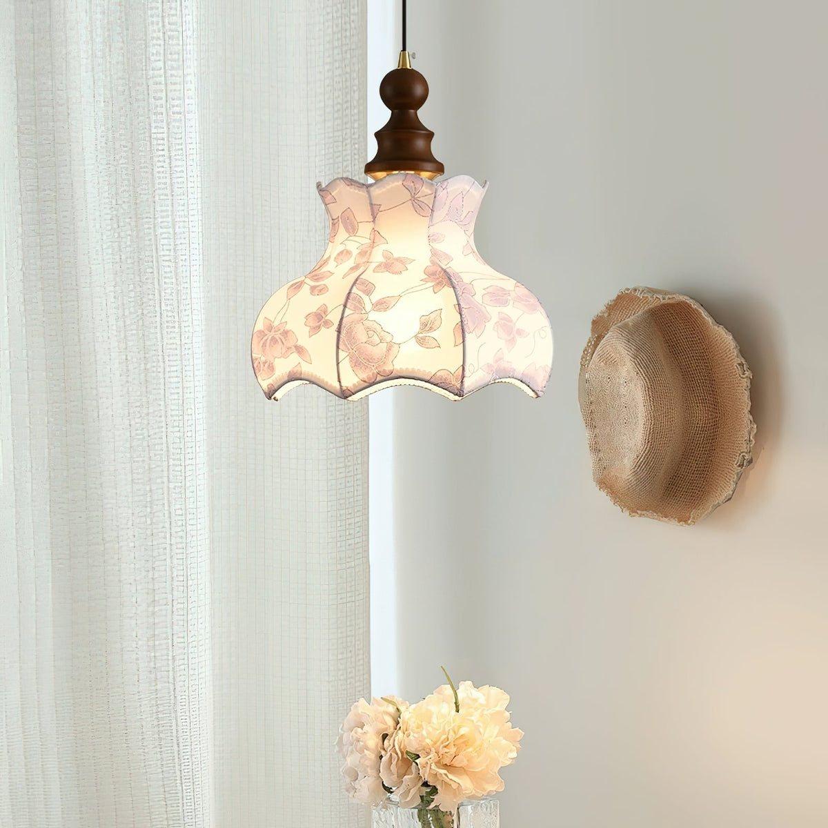 Lámpara colgante de metal y madera con tejido floral elegante vintage