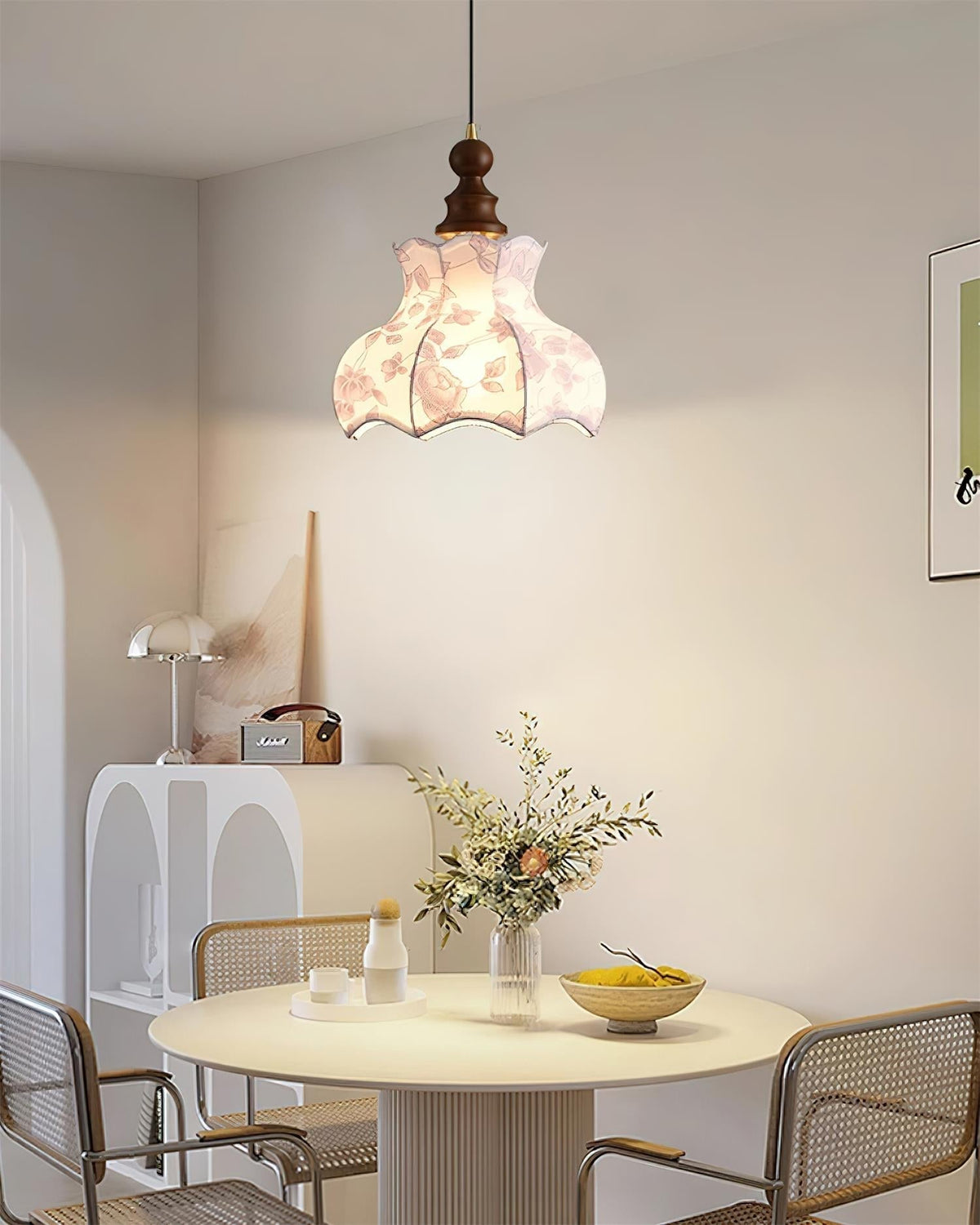 Lámpara colgante de metal y madera con tejido floral elegante vintage