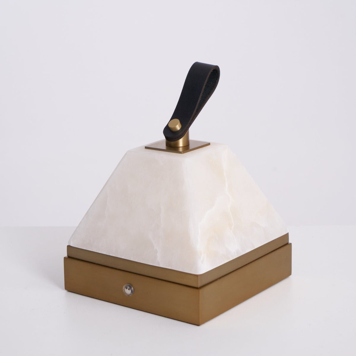 Pyramidale lámpara de mesa con mango de cuero en alabastro