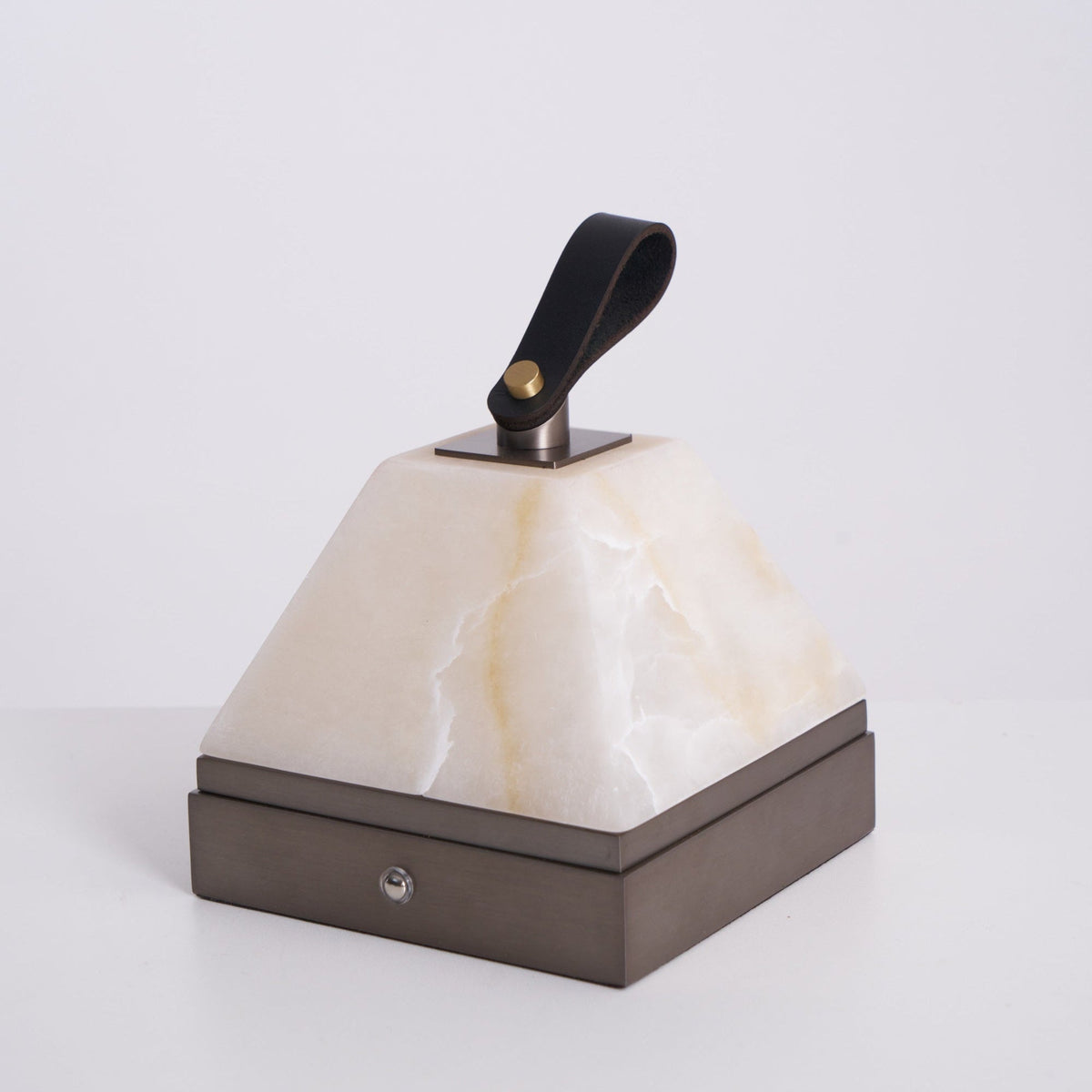 Pyramidale lámpara de mesa con mango de cuero en alabastro