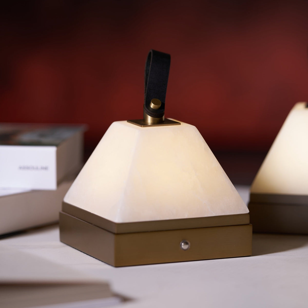 Pyramidale lámpara de mesa con mango de cuero en alabastro