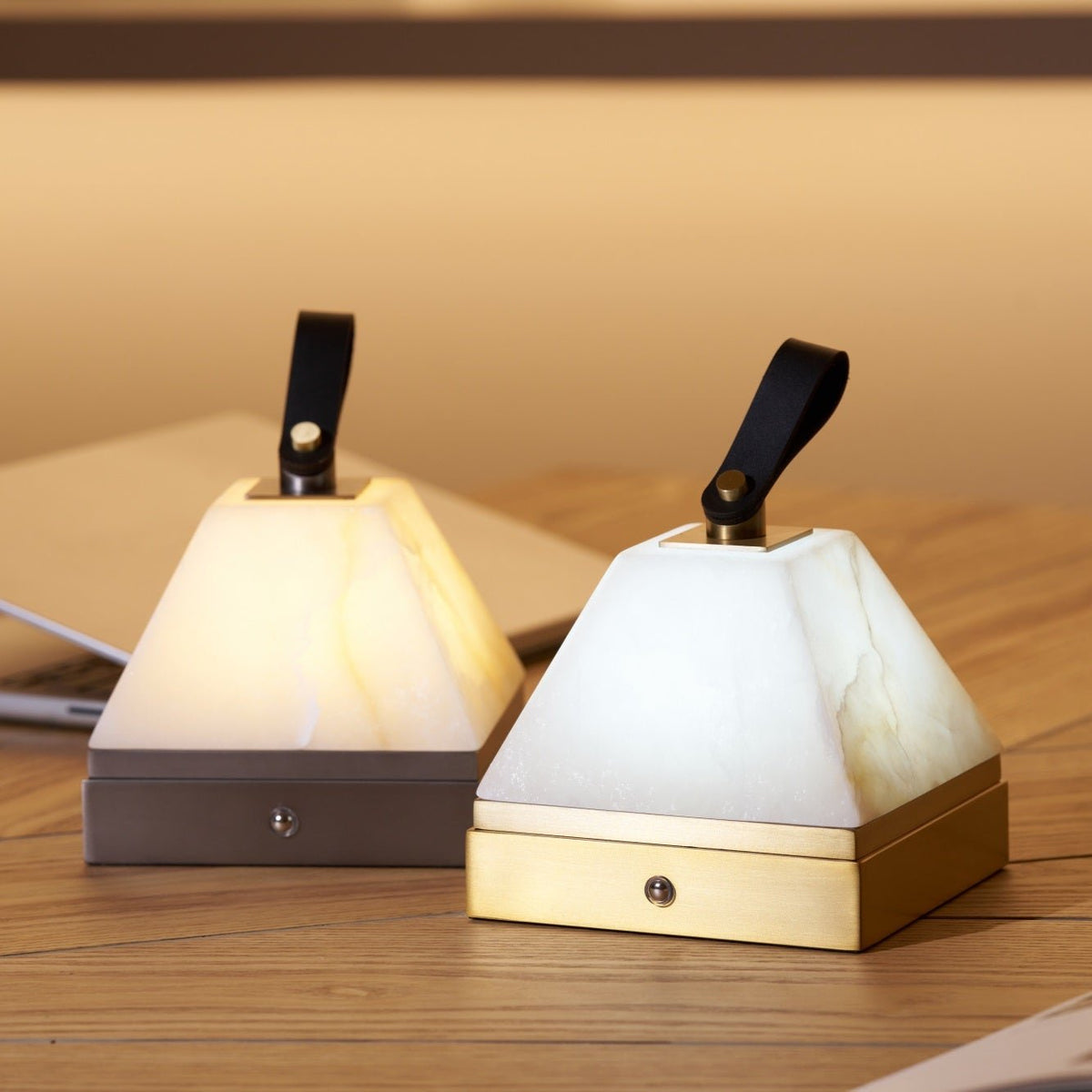 Pyramidale lámpara de mesa con mango de cuero en alabastro