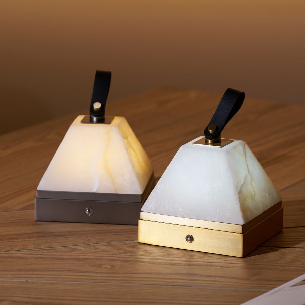Pyramidale lámpara de mesa con mango de cuero en alabastro