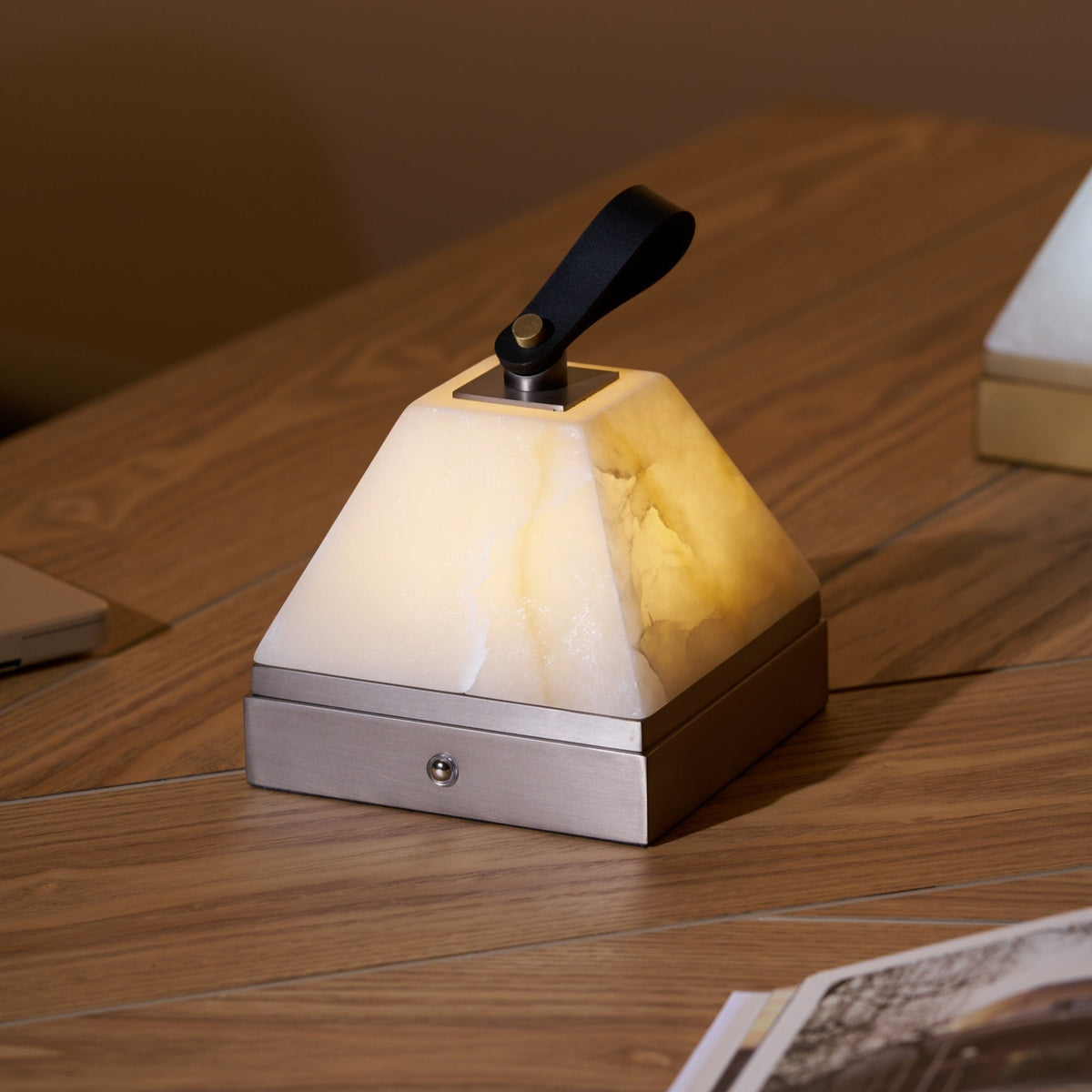 Pyramidale lámpara de mesa con mango de cuero en alabastro