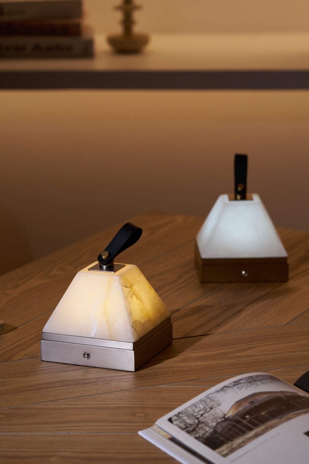 Pyramidale lámpara de mesa con mango de cuero en alabastro