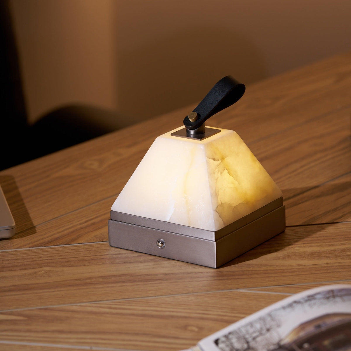 Pyramidale lámpara de mesa con mango de cuero en alabastro