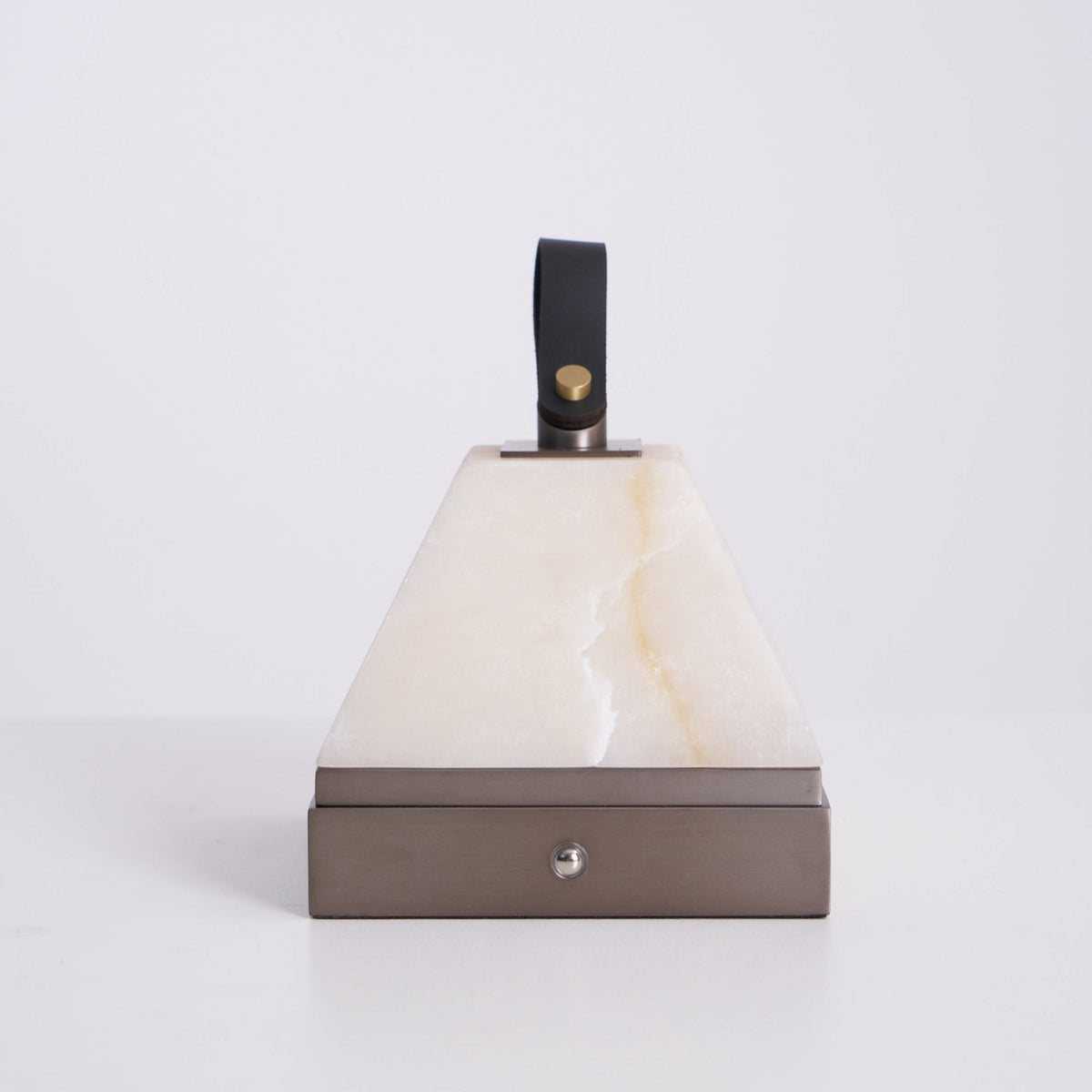 Pyramidale lámpara de mesa con mango de cuero en alabastro