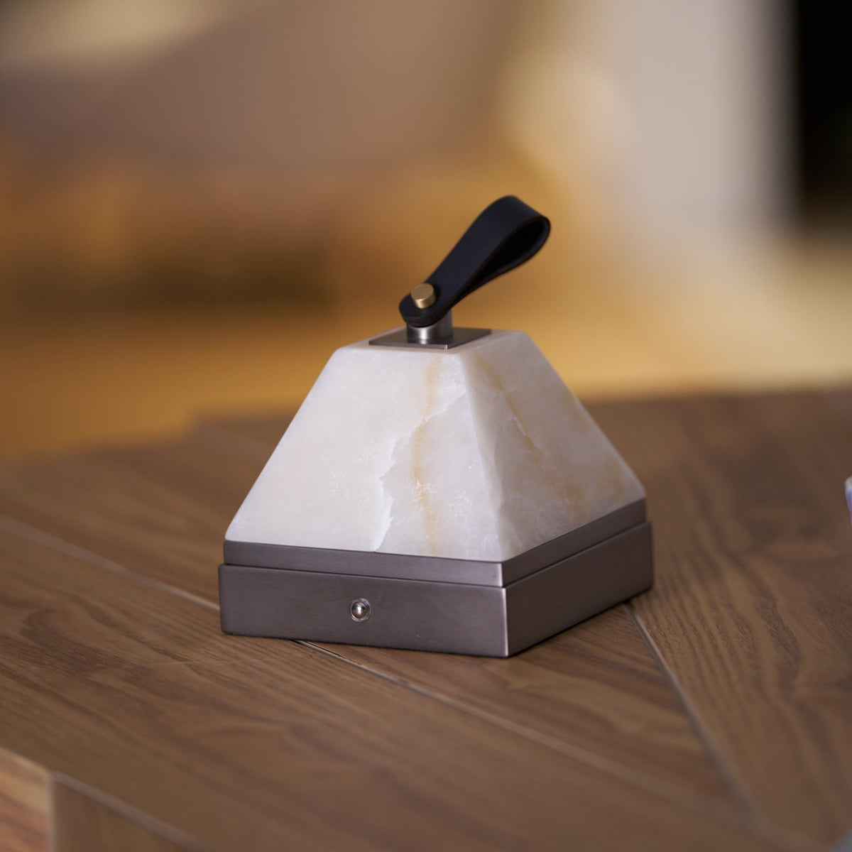 Pyramidale lámpara de mesa con mango de cuero en alabastro