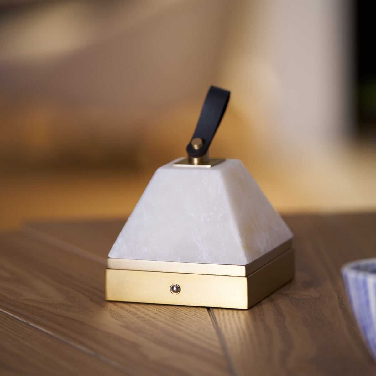 Pyramidale lámpara de mesa con mango de cuero en alabastro
