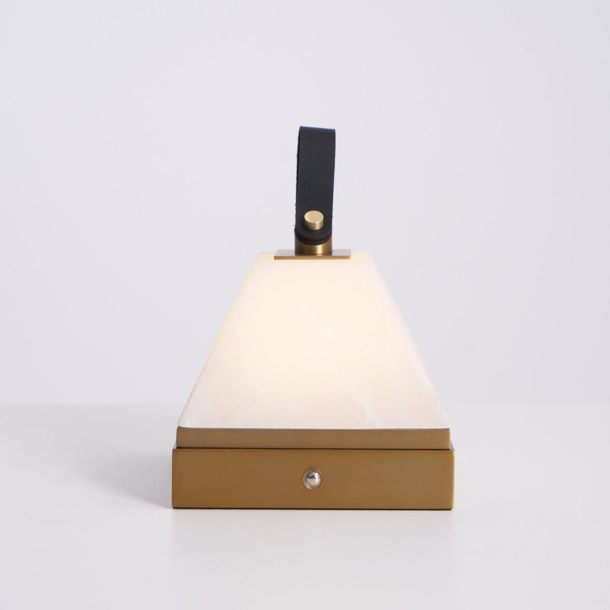Pyramidale lámpara de mesa con mango de cuero en alabastro