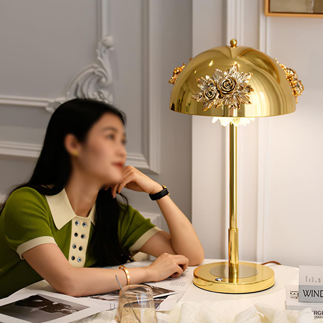 Uvaris lámpara de mesa con detalles románticos en cristal