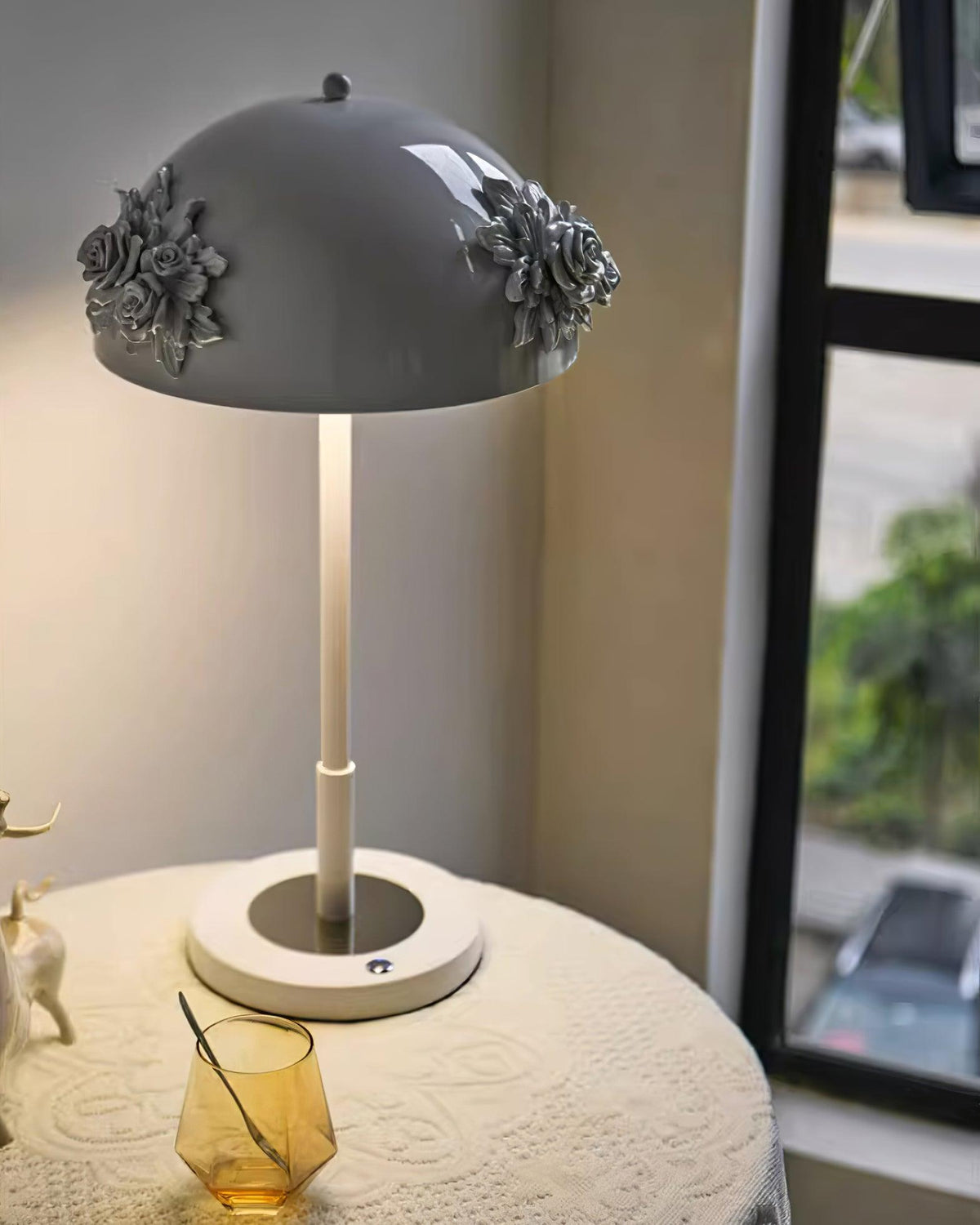 Uvaris lámpara de mesa con detalles románticos en cristal