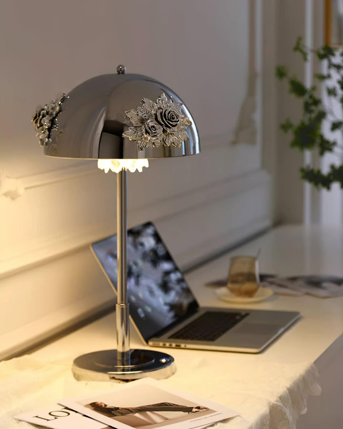 Uvaris lámpara de mesa con detalles románticos en cristal