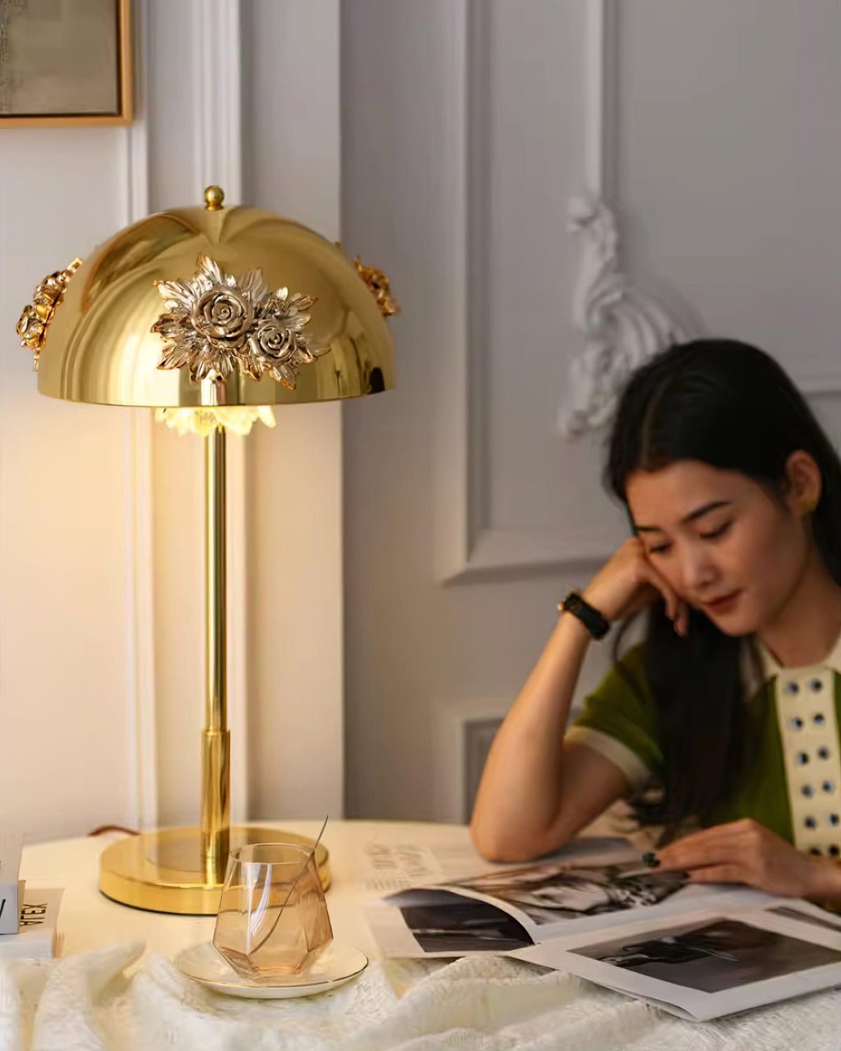 Uvaris lámpara de mesa con detalles románticos en cristal