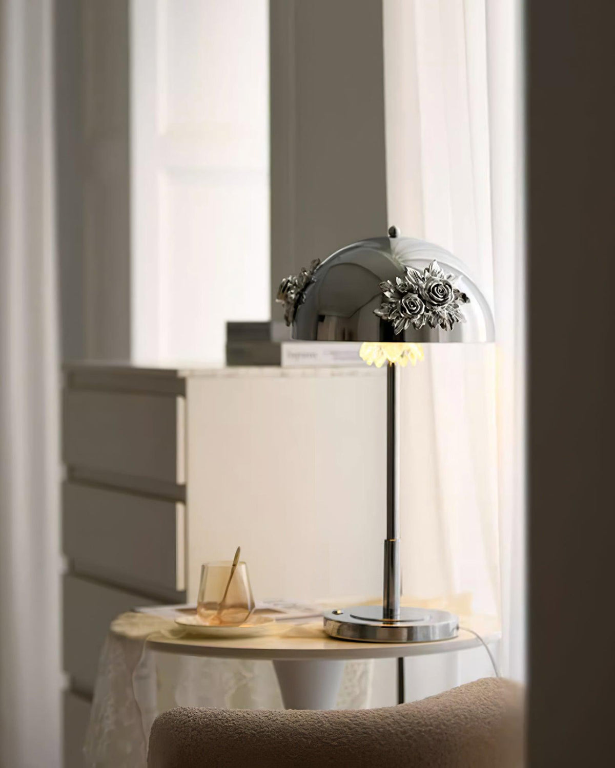 Uvaris lámpara de mesa con detalles románticos en cristal