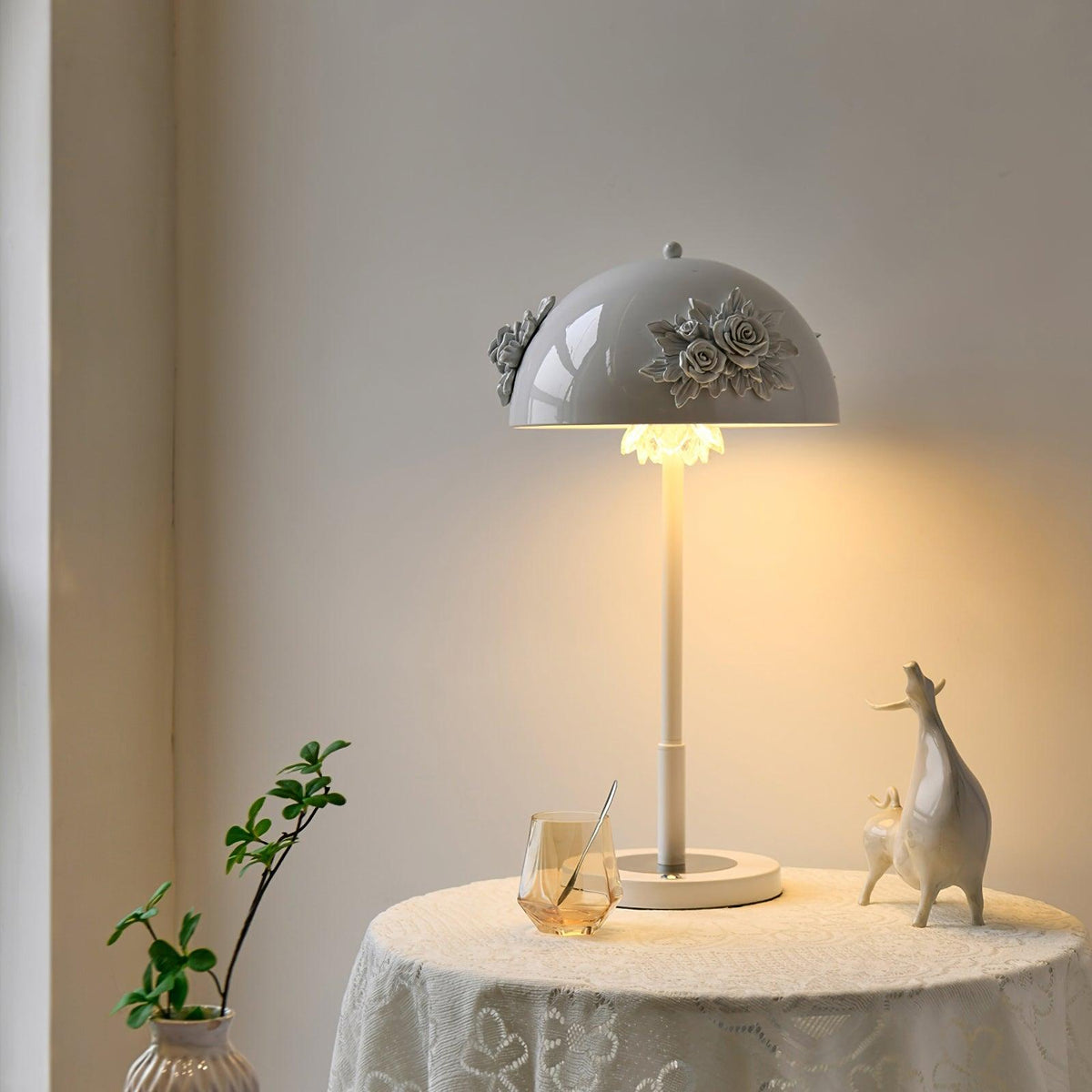 Uvaris lámpara de mesa con detalles románticos en cristal