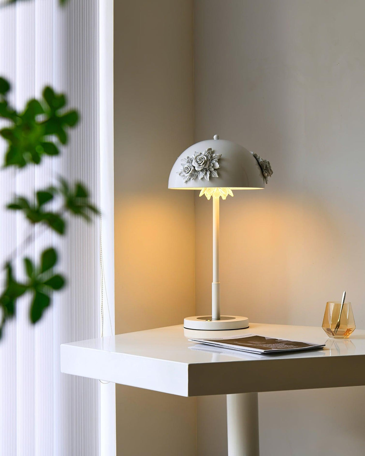 Uvaris lámpara de mesa con detalles románticos en cristal