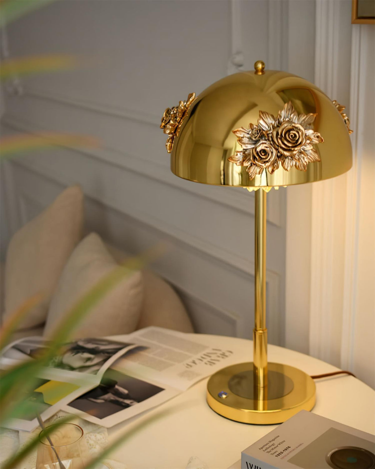 Uvaris lámpara de mesa con detalles románticos en cristal