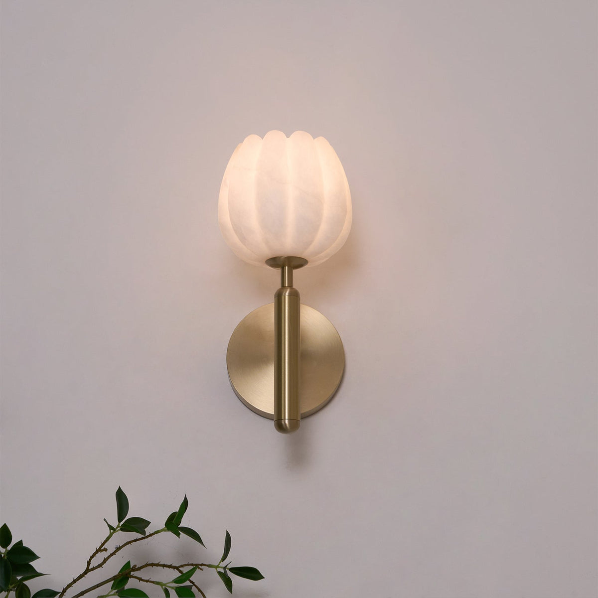 Nivarina aplique de pared Floral alabastro latón