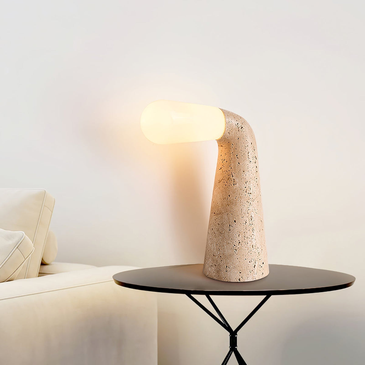 Noreette lámpara de mesa en travertino