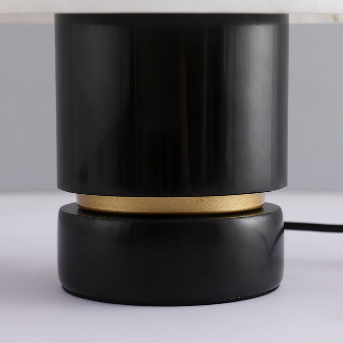 Elmarir lámpara de mesa Ribbed alabastro