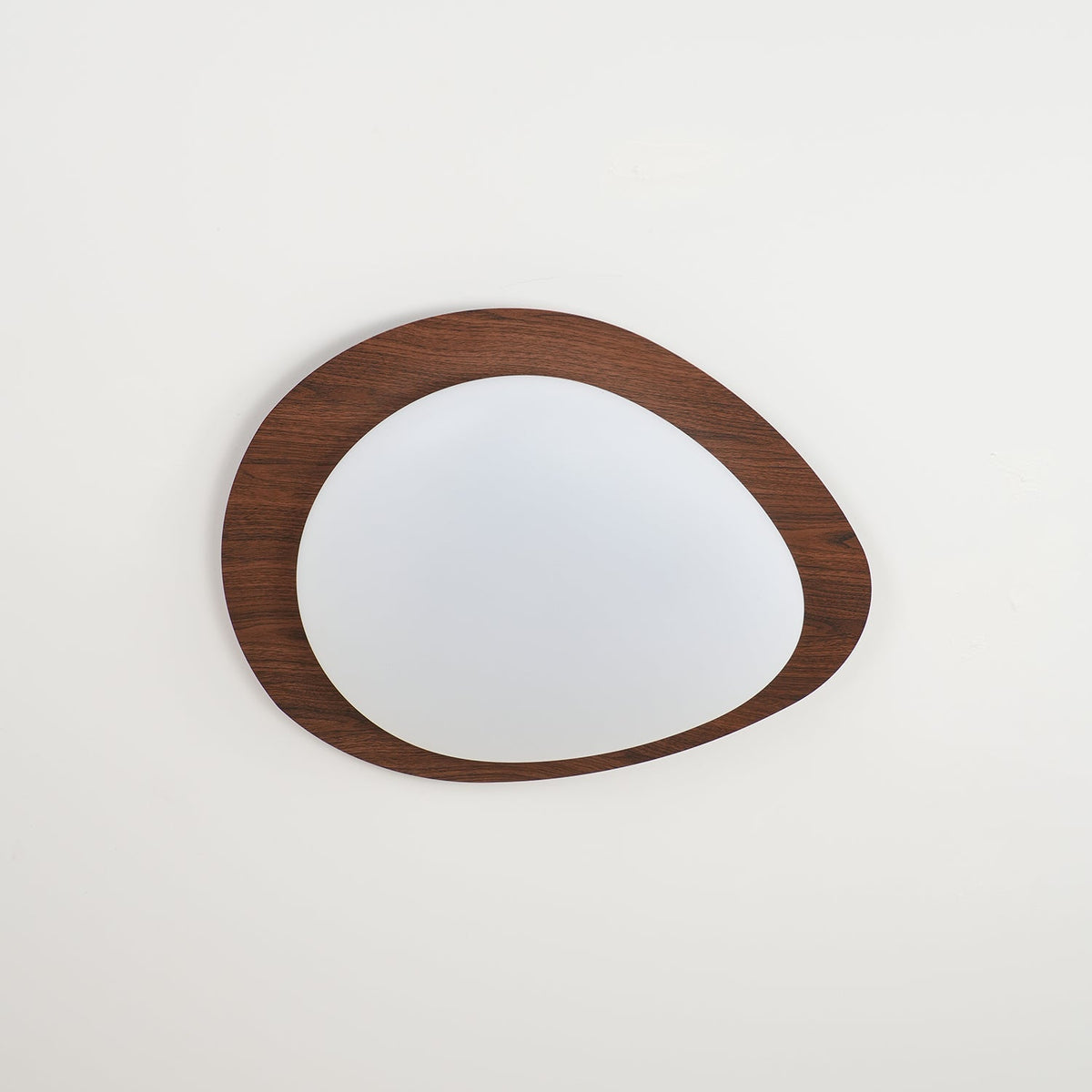 Sylenia lámpara de techo Pebble en nogal con acabado de grano de madera y pantalla de acrílico LED