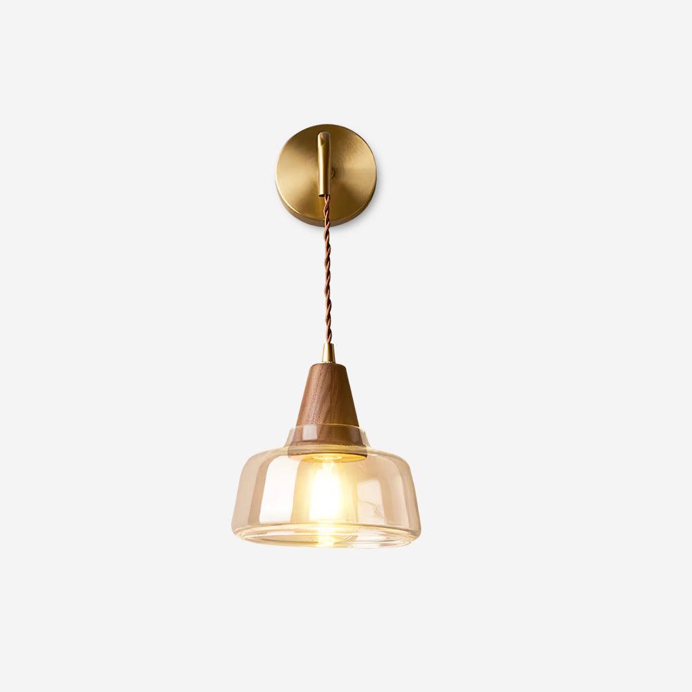 Aplique de pared con pantalla de vidrio ámbar y acento en madera de nogal, estilo moderno