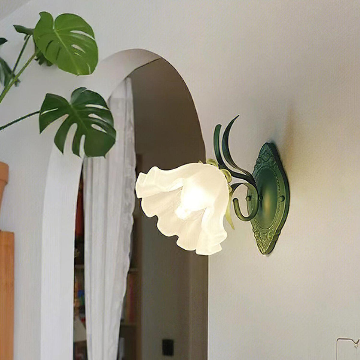 Aplique de pared vintage con sombra floral de vidrio para dormitorio y sala de estar