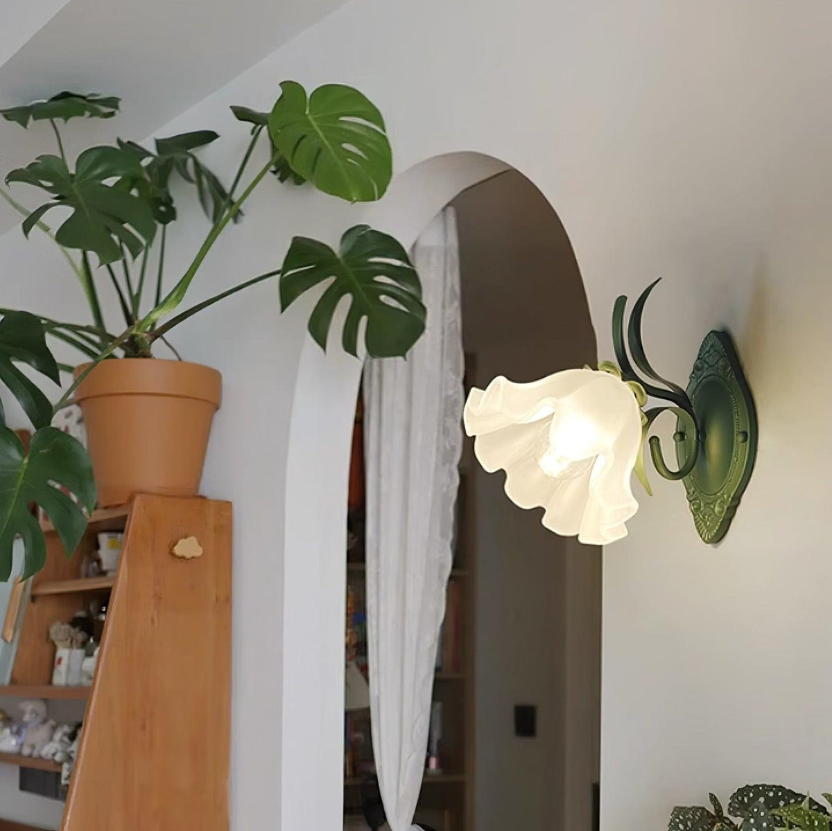 Aplique de pared vintage con sombra floral de vidrio para dormitorio y sala de estar