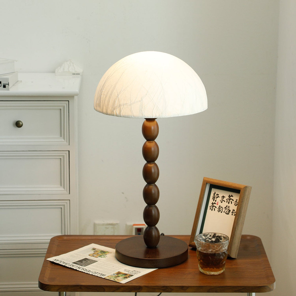 Veloin lámpara de mesa de madera y papel