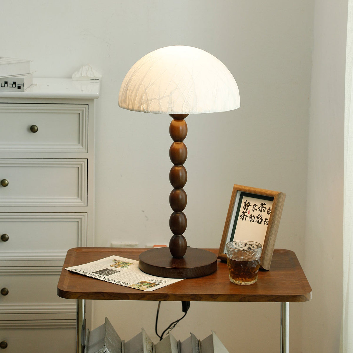 Veloin lámpara de mesa de madera y papel