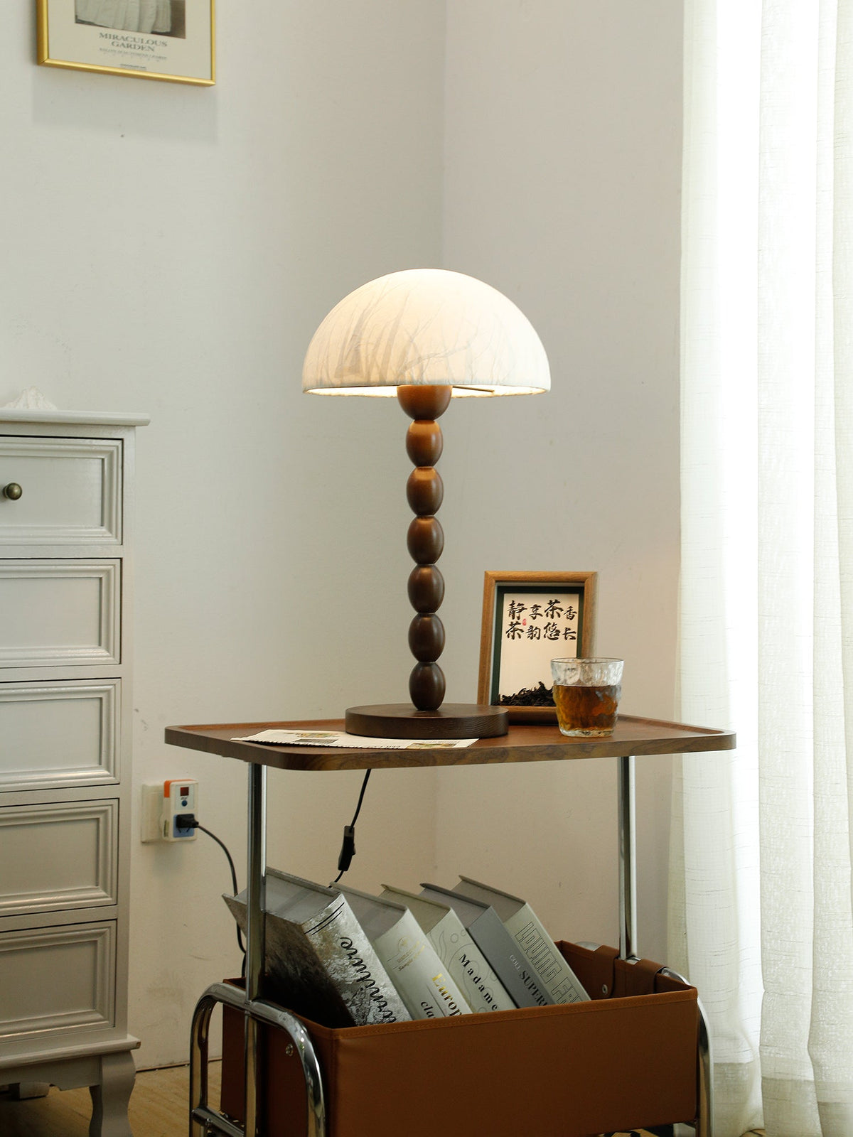 Veloin lámpara de mesa de madera y papel