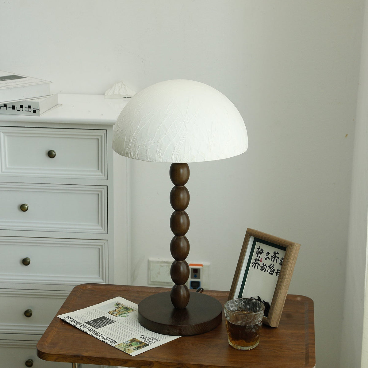 Veloin lámpara de mesa de madera y papel