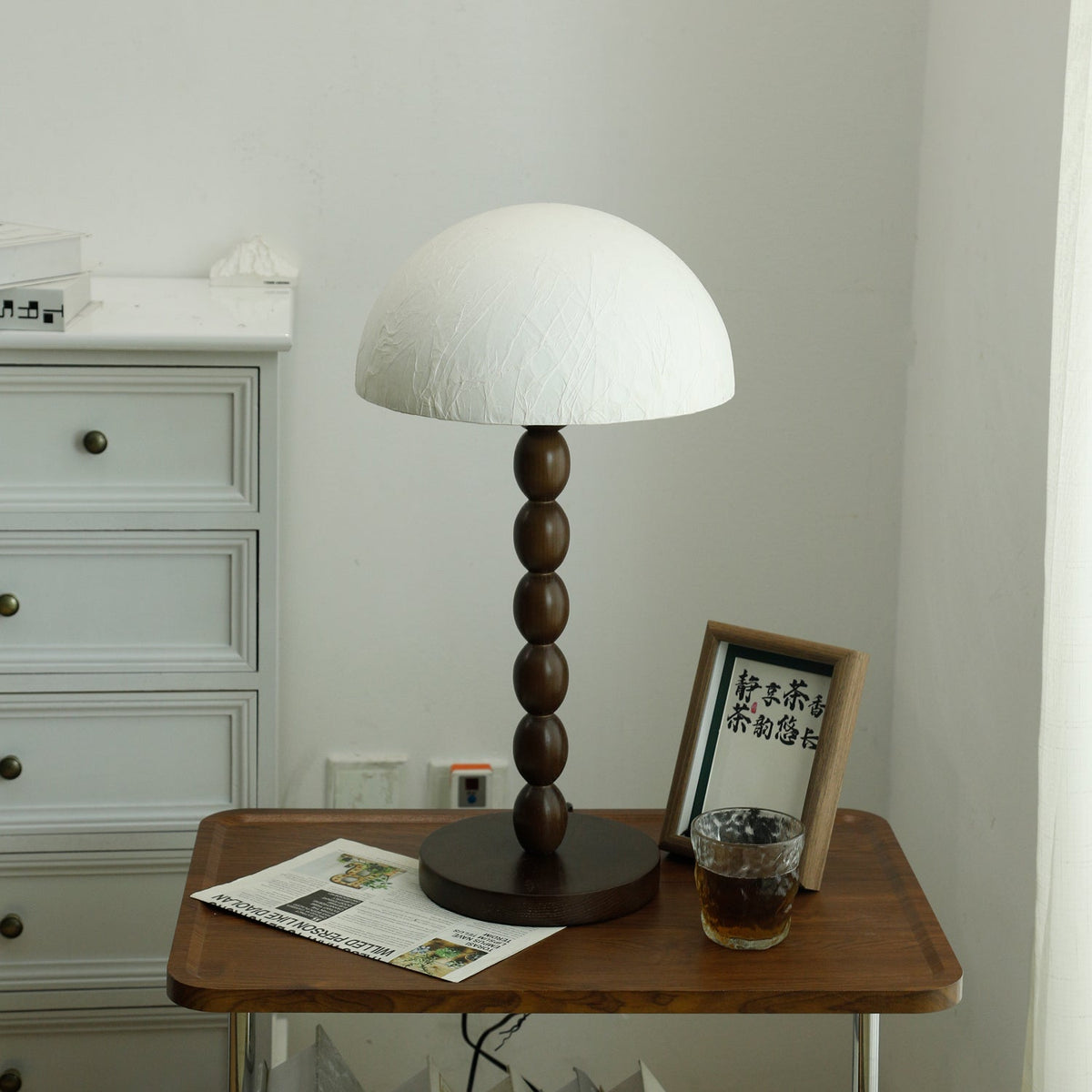 Veloin lámpara de mesa de madera y papel