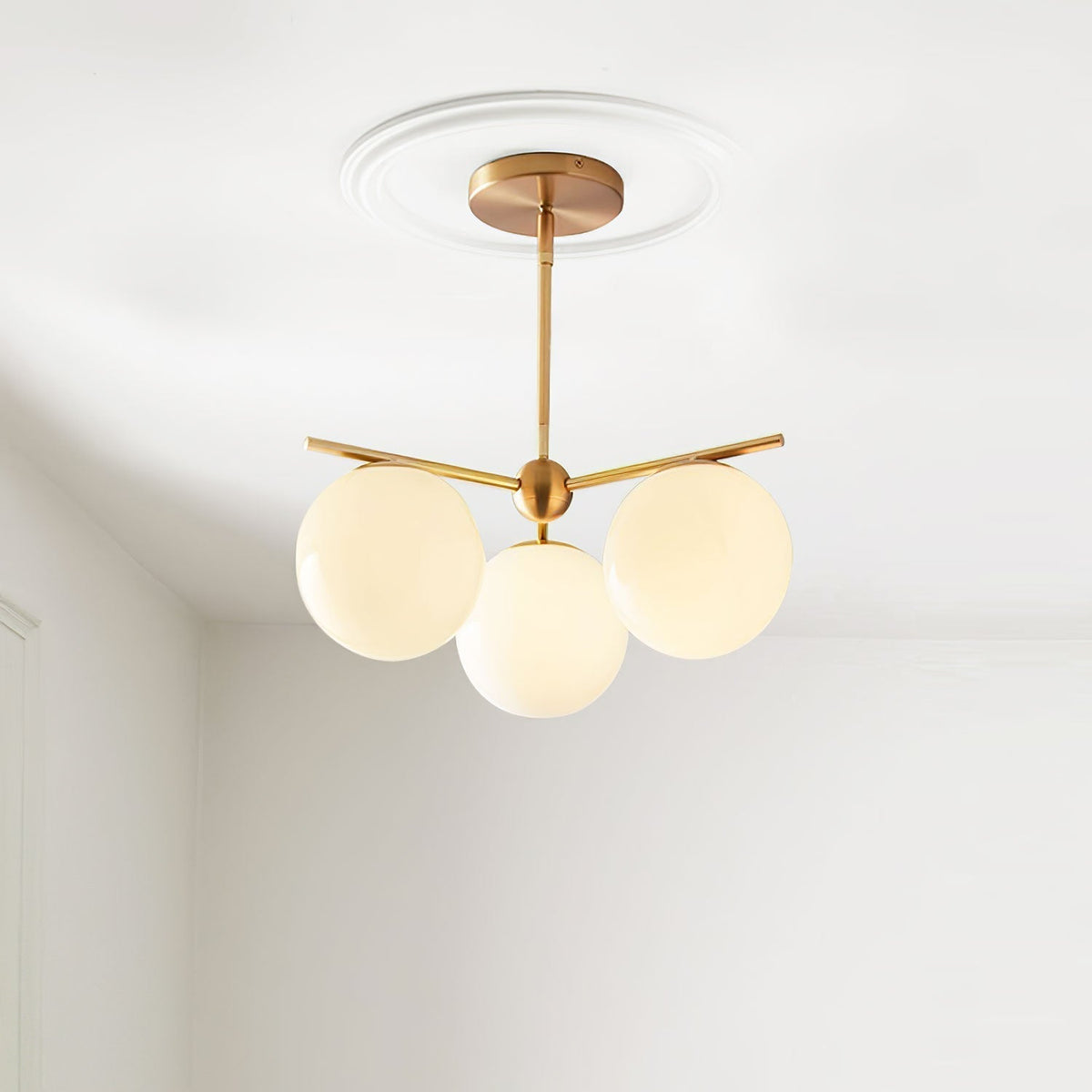 Casoella lámpara de araña esfera y tallo moderna dorada LED