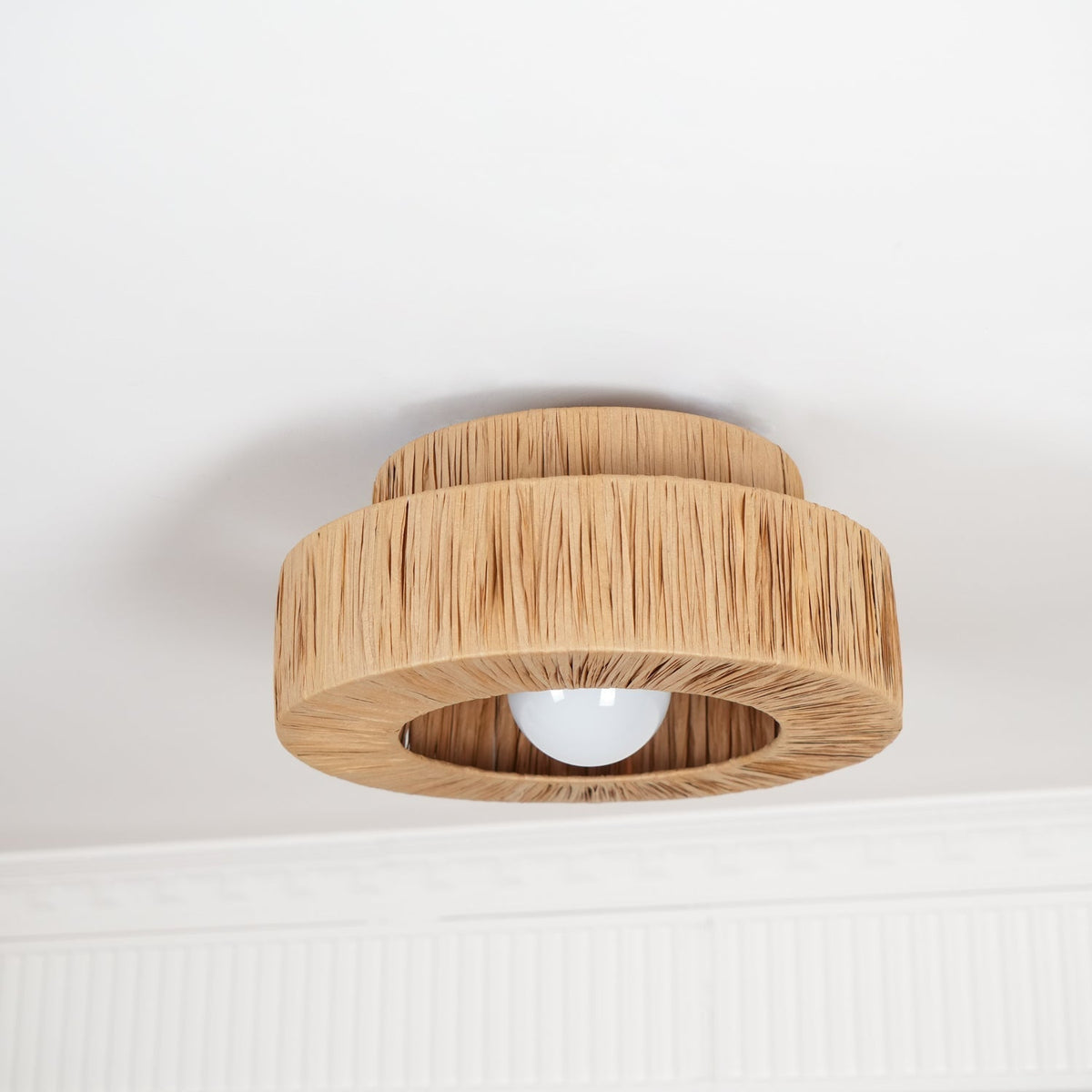 Ilthean lámpara de techo con paja natural artísticamente diseñada