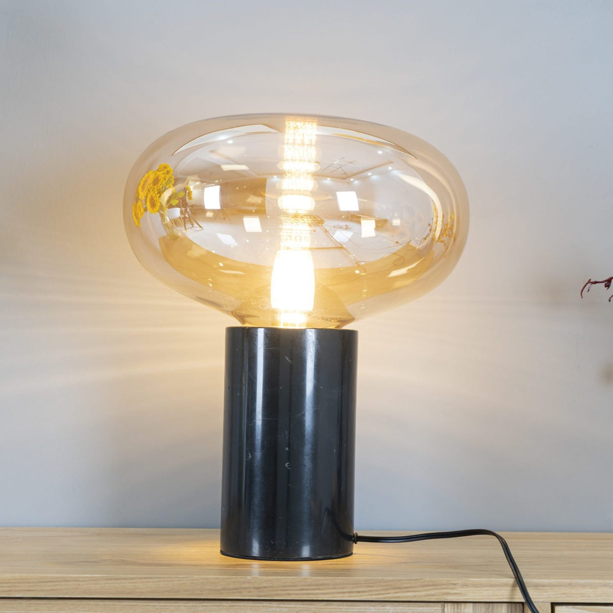 Rova lámpara de mesa en mármol industrial