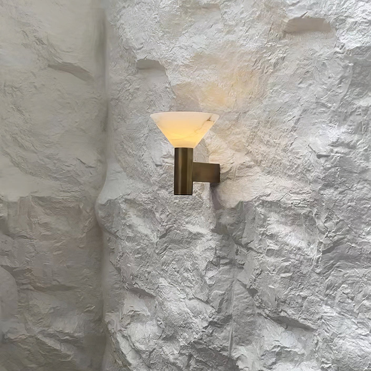 Rino aplique de pared con sombra cónica de alabastro