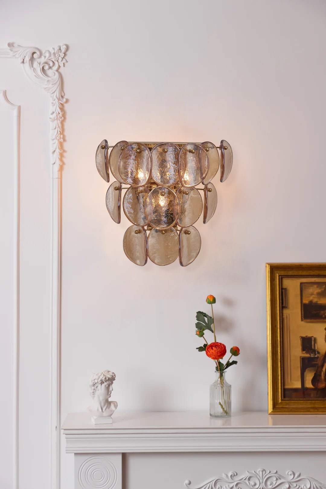 Velearia aplique de pared con discos de vidrio ámbar y patrón de escamas de pez en latón