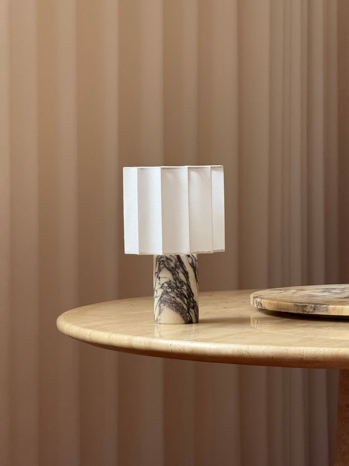 Serenity lámpara de mesa con pantalla de tejido plisado y base de mármol